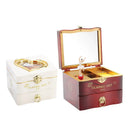 Porta-Jóias Musical de Bailarina feito de madeira, com compartimentos para joias pequenas como brincos e anéis. Bailarina gira ao som da melodia 'Para Alice'. Ideal para presente e decoração