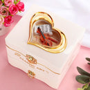 Porta-Jóias Musical de Bailarina feito de madeira, com compartimentos para joias pequenas como brincos e anéis. Bailarina gira ao som da melodia 'Para Alice'. Ideal para presente e decoração