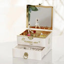 Porta-Jóias Musical de Bailarina feito de madeira, com compartimentos para joias pequenas como brincos e anéis. Bailarina gira ao som da melodia 'Para Alice'. Ideal para presente e decoração