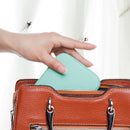 Porta-Jóias de Viagem Compacto com forro de veludo e divisórias removíveis. Ideal para organizar e proteger anéis, pulseiras, brincos e colares durante viagens. Design elegante e prático, perfeito para levar na bolsa e dar de presente.