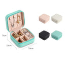 Porta-Jóias de Viagem Compacto com forro de veludo e divisórias removíveis. Ideal para organizar e proteger anéis, pulseiras, brincos e colares durante viagens. Design elegante e prático, perfeito para levar na bolsa e dar de presente.